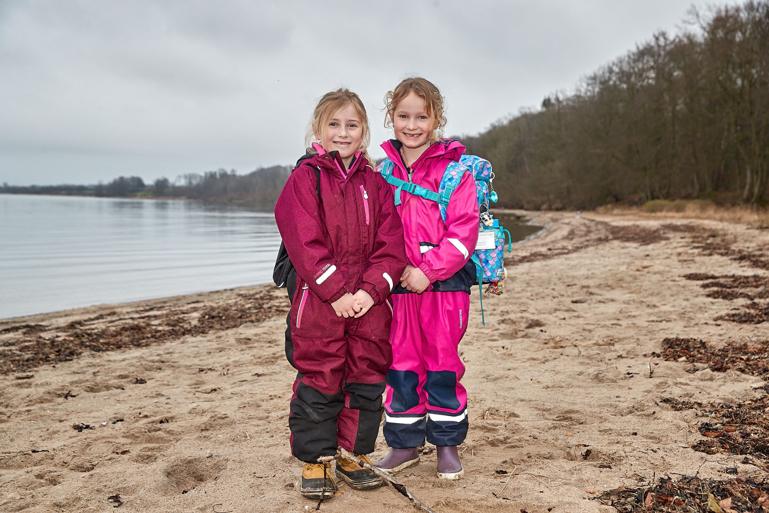 0. - 1. klasse på stranden. To glade piger