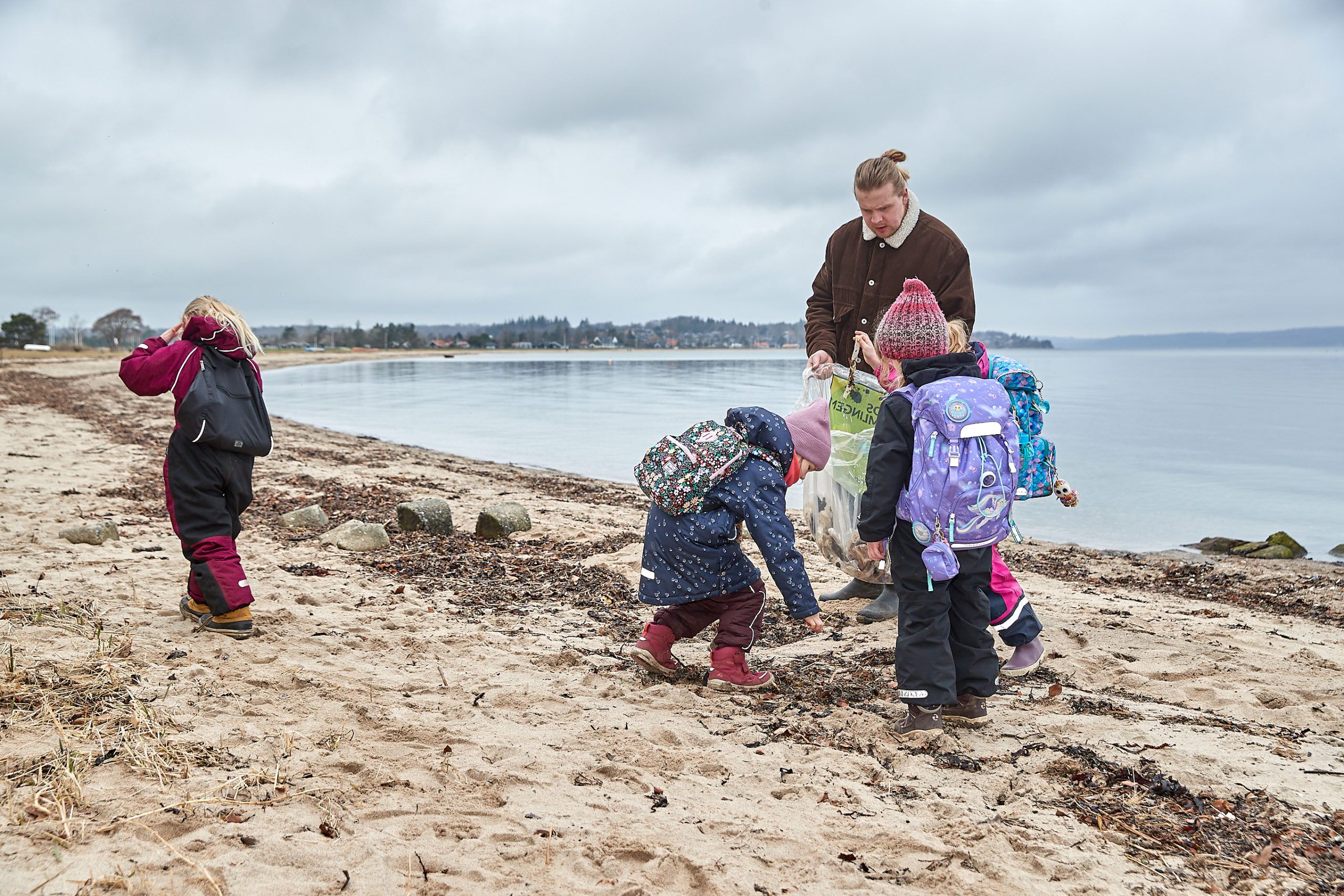 0. - 1. klasse på stranden og samle skrald